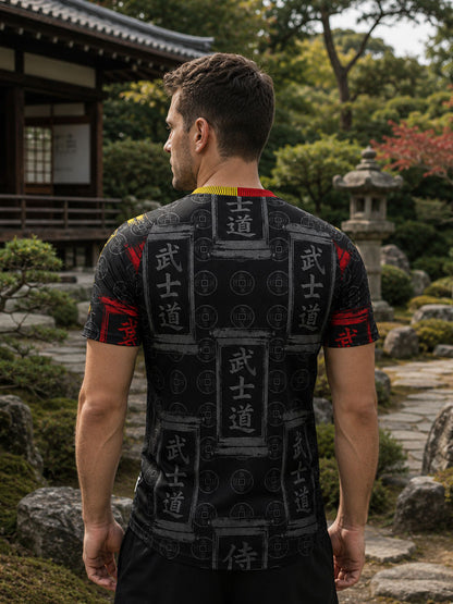 Homme portant le maillot Japon noir kanji Bushido dans un jardin japonais avec pagode