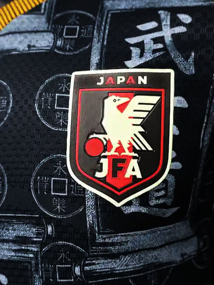 Zoom sur l'écusson JFA brodé du maillot Japon noir kanji Bushido, détail relief