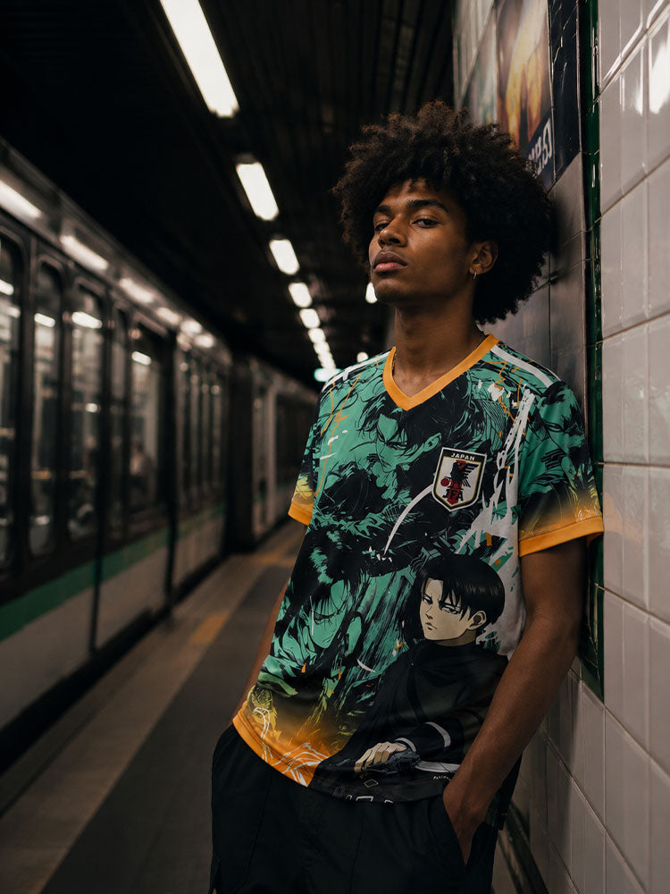 Homme portant le maillot du Japon vert Levi Ackerman dans le métro