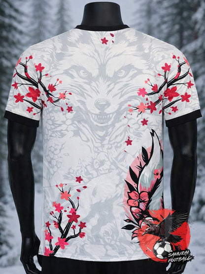 Dos du maillot du Japon avec un loup blanc dans la neige entouré de sakuras