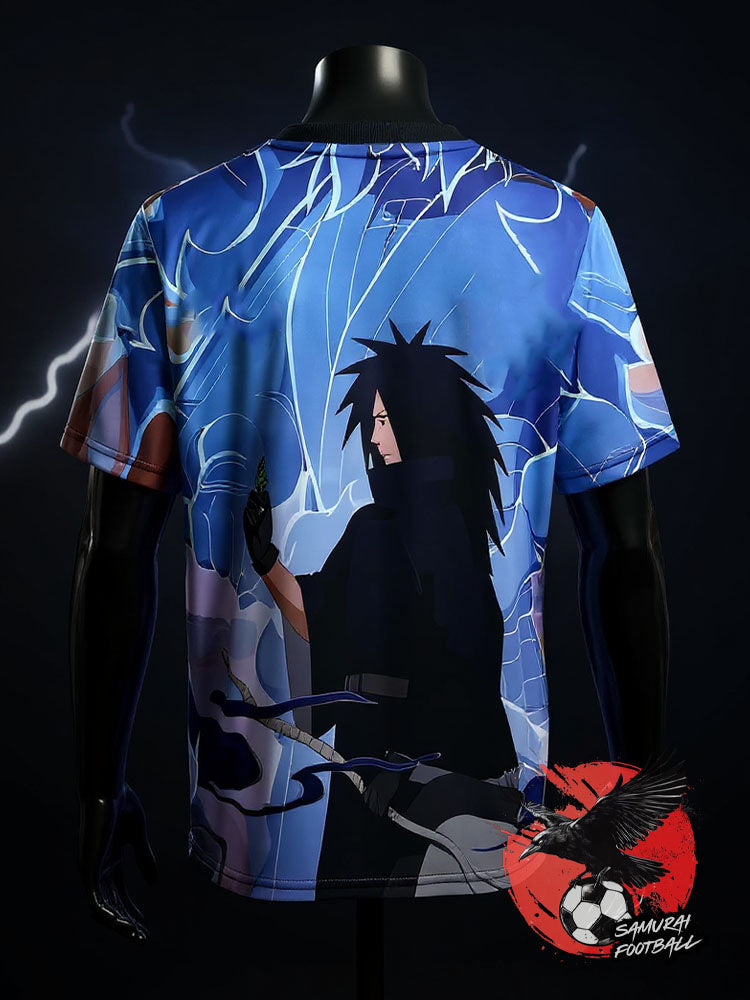 maillot du Japon Madara Uchiwa bleu avec design Susanoo et armure du clan Uchiwa.