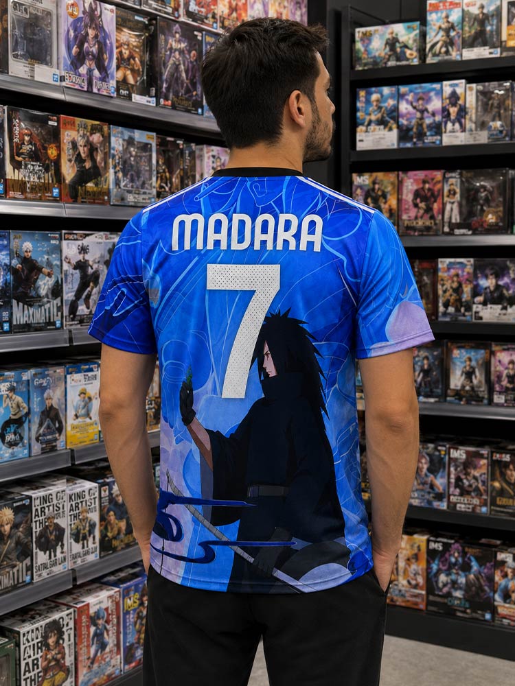 Homme portant le maillot de foot Japon Madara Uchiha bleu floqué – édition Naruto