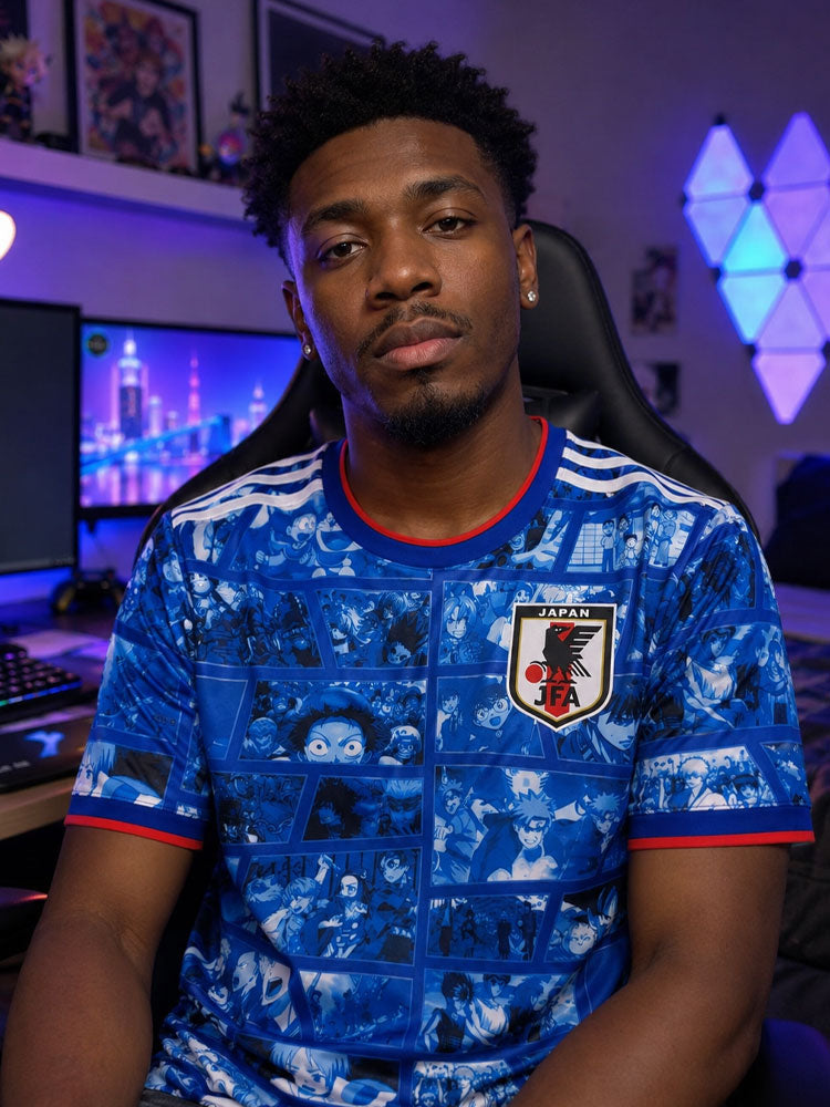Homme portant le maillot Japon mosaïque manga bleu, planches anime – col rouge JFA