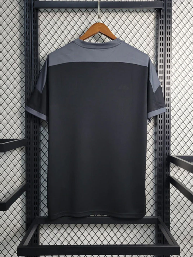 dos du maillot de football concept noir de l'équipe du Japon version Saint-Seiya avec les personnages du Chevalier du Zodiaque