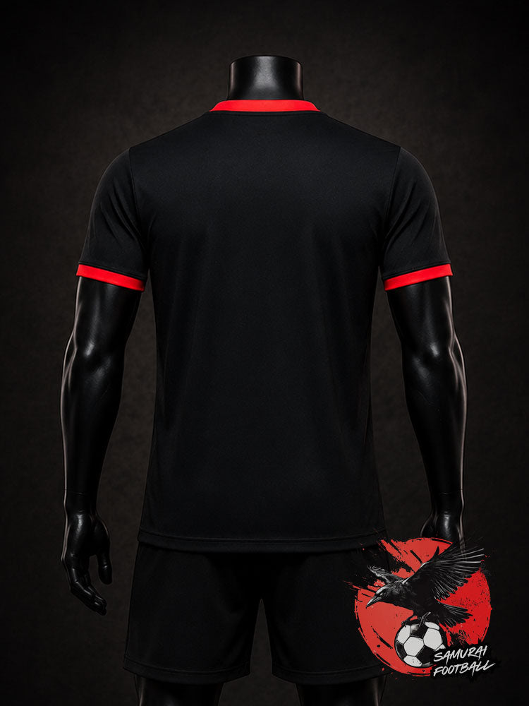 Maillot Japon noir Dragon Ball porté par mannequin, Goku en rouge sur fond éclaté stylisé.