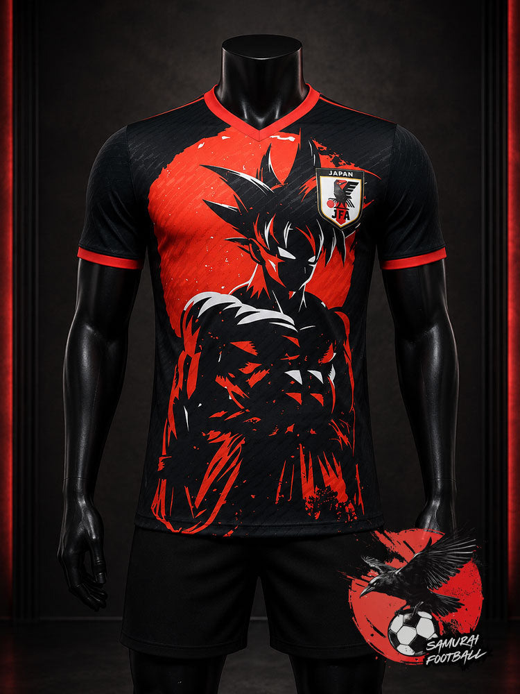 Maillot Japon noir Dragon Ball porté par mannequin, Goku en rouge sur fond éclaté stylisé.