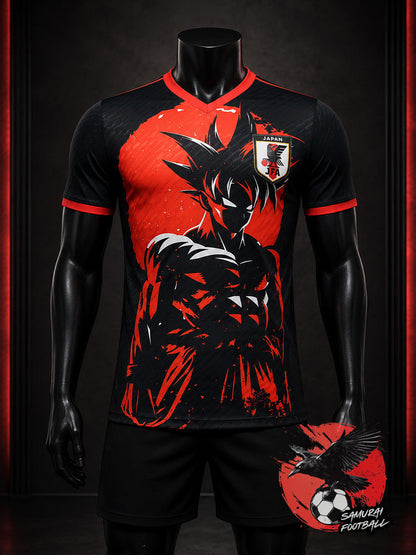 Maillot Japon noir Dragon Ball porté par mannequin, Goku en rouge sur fond éclaté stylisé.