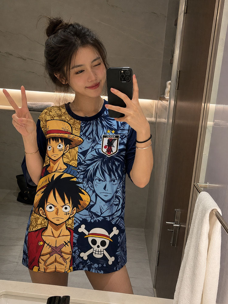 Femme portant le maillot Japon Luffy fan art bleu et or, design One Piece deux étoiles