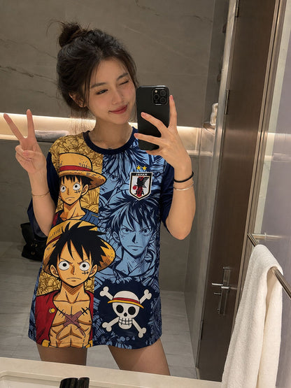 Femme portant le maillot Japon Luffy fan art bleu et or, design One Piece deux étoiles