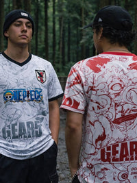 Duo d'hommes portant les maillots One Piece du Japon "Gear 5"
