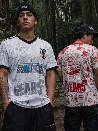 Duo d'hommes portant les maillots One Piece du Japon "Gear 5"