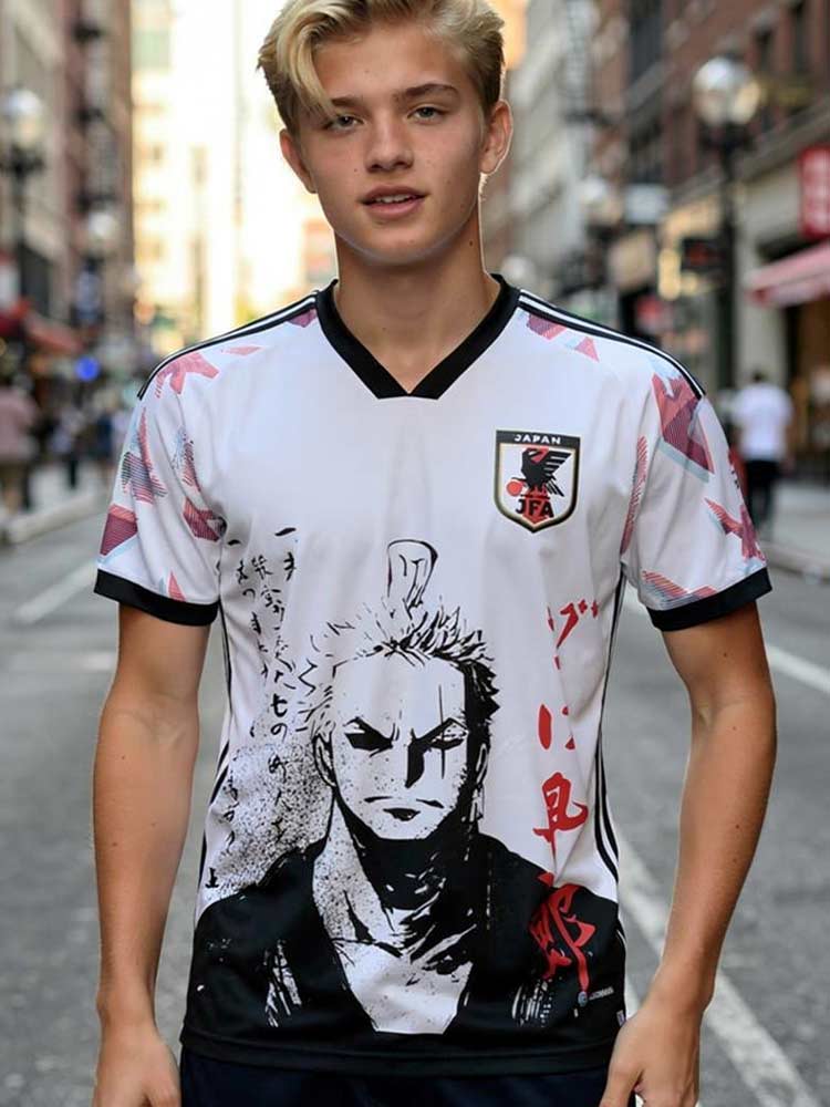 Maillot Japon Roronoa Zoro face blanc 2026 porté dans la rue par un enfant