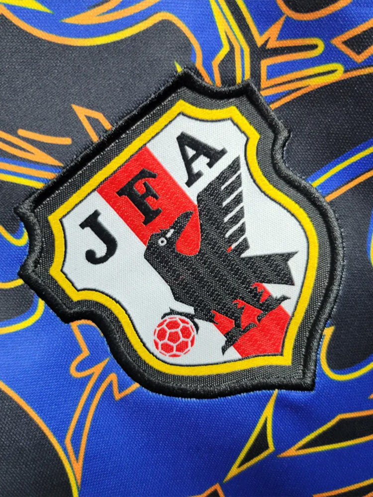 Logo du maillot de football concept bleu et noir style vintage et rétro de l'équipe du Japon version Tokutatsu avec des motifs de robots