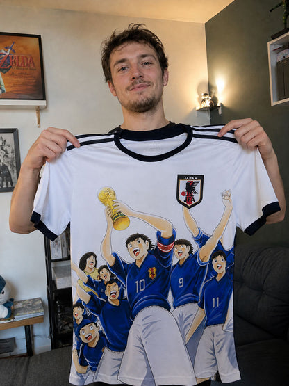 Homme tenant le maillot du Japon blanc Captain Tsubasa World Cup