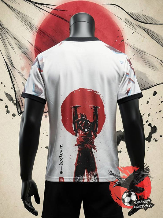 Maillot Japon blanc Dragon Ball porté par mannequin, Goku en rouge et noir, dos