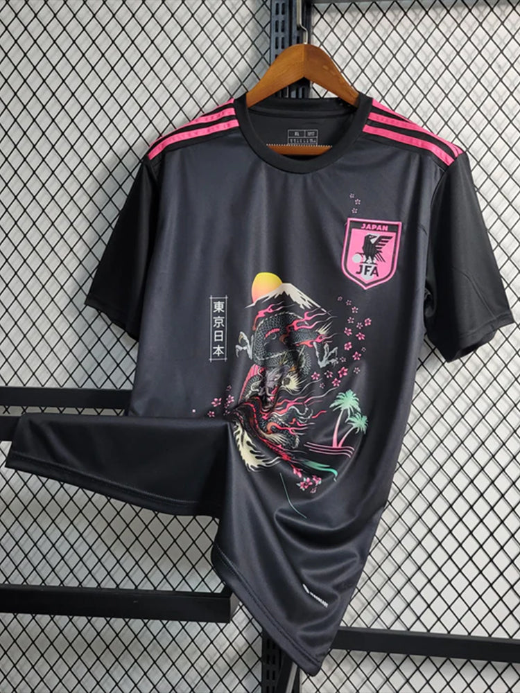 Maillot de football concept de l'équipe du Japon, noir et rose, avec un dragon noir et des sakuras roses