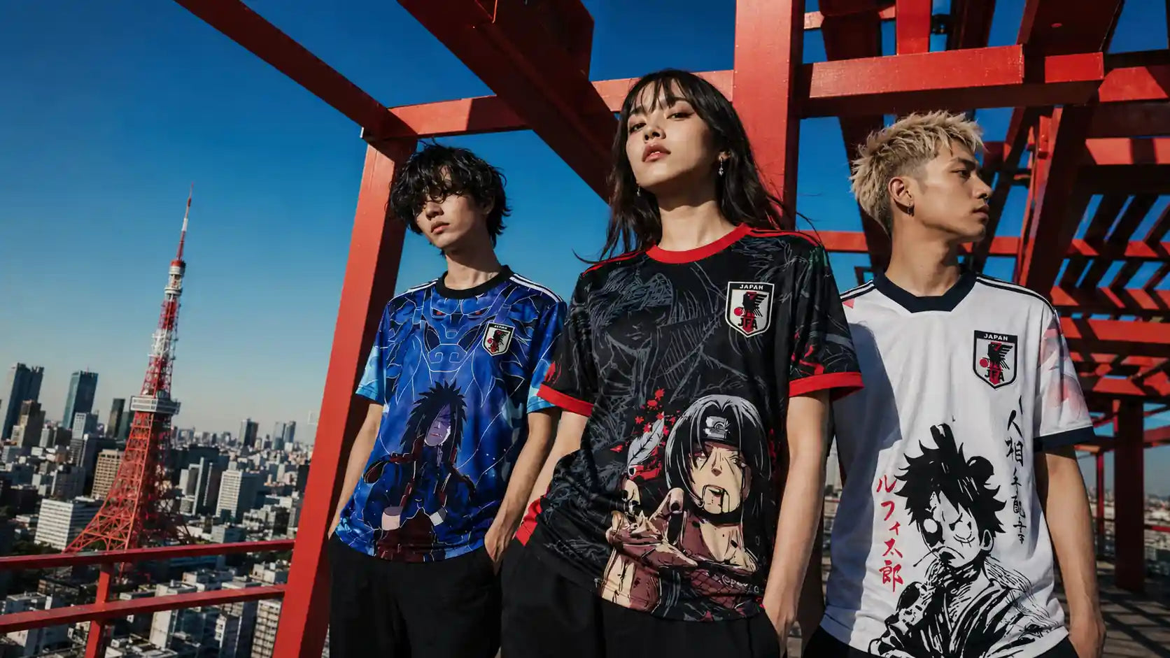 Trois mannequins portant des maillots du Japon inspirés de Madara, Itachi et Luffy à Tokyo, avec la Tokyo Tower en arrière-plan.