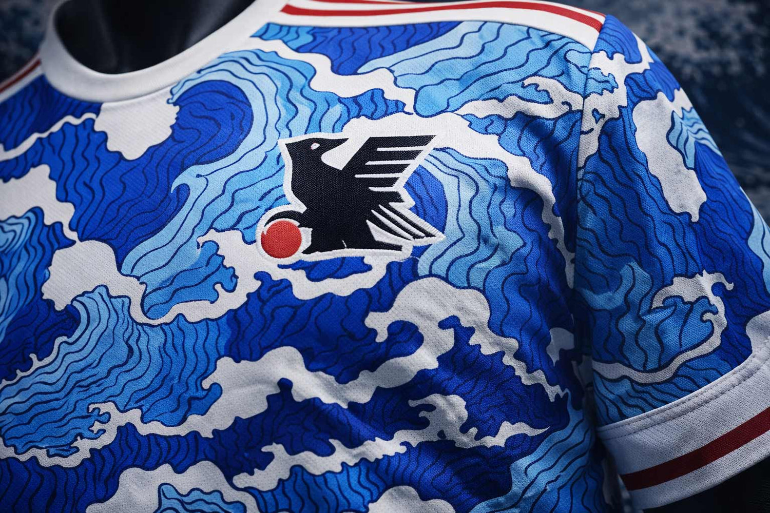 Zoom sur un maillot du Japon et de La Grande Vague de Kanagawa